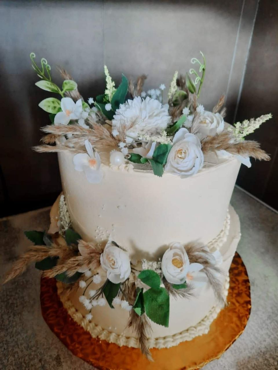 Minimal ivory wedding cake with florals